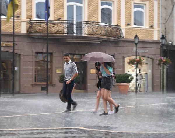 Uzhhorod Ucrania Julio 2021 Grupo Personas Caminando Por Calle Día — Foto de Stock