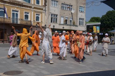 UZHOROD, UKRAINE - 13 Temmuz 2021: Hari Krishna halkı Ukrayna, Uzhhorod 'da şarkı söyleyip dans ediyorlar. Krishna 'nın tatil geçidi