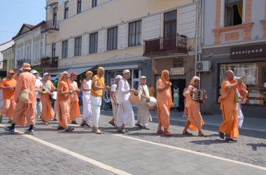 UZHOROD, UKRAINE - 13 Temmuz 2021: Hari Krishna halkı Ukrayna, Uzhhorod 'da şarkı söyleyip dans ediyorlar. Krishna 'nın tatil geçidi