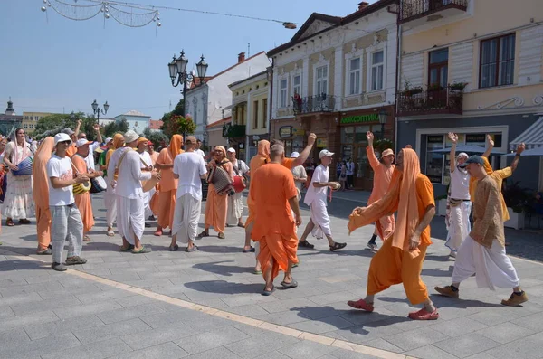 Uzhhorod Ukraine July 2021 Hari Krishna People Walking Street Singing — Stock Photo, Image