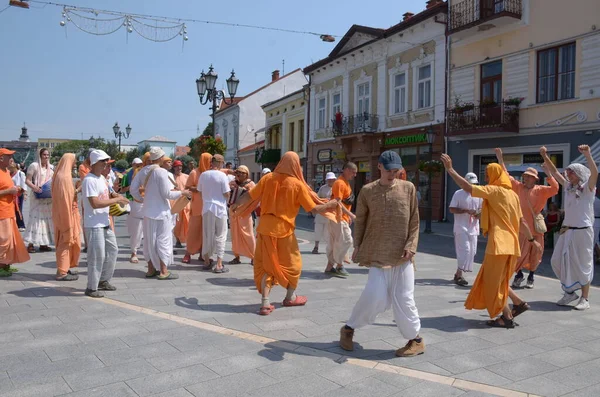 Uzhhorod Ukraine July 2021 Hari Krishna People Walking Street Singing — Stock Photo, Image