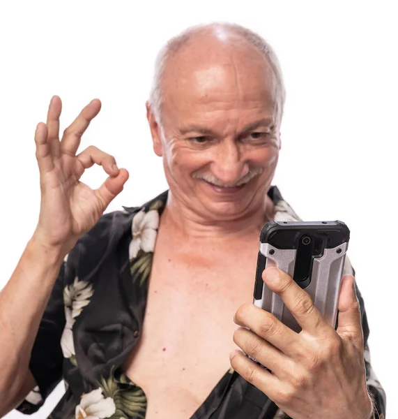 Uomo Anziano Sorridente Utilizzando Smartphone Studio Sfondo Bianco — Foto Stock