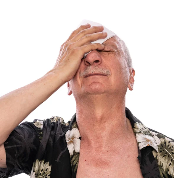 Homem Idoso Sofrendo Calor Sobre Fundo Branco — Fotografia de Stock