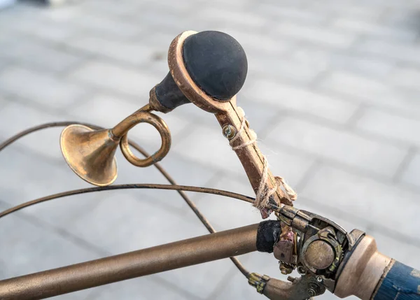 Tromba Bicicletta Vintage Ottone Sul Manubrio — Foto Stock