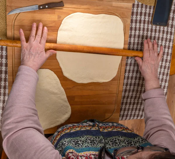 Frau Rollt Teig Auf Holzbrett Zum Weiterbacken — Stockfoto