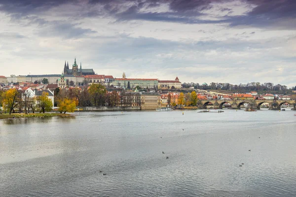 Prag Çek Cumhuriyeti Kasım 2015 Vltava Nehri Turizm Şehrinin Merkezinde — Stok fotoğraf