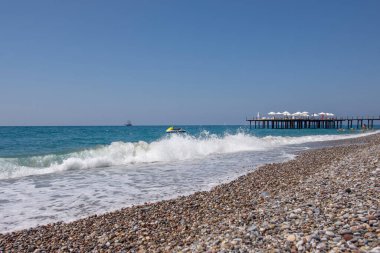 Orensehir, Türkiye - 27 Ağustos 2021: Türkiye 'de bir Türk tatil beldesinde çakıl taşı plajı