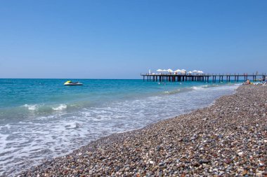 Orensehir, Türkiye - 27 Ağustos 2021: Türkiye 'de bir Türk tatil beldesinde çakıl taşı plajı