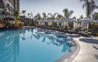 Orensehir, Türkiye - 28 Ağustos 2021: Türkiye 'deki Alarcha Otelleri ve Resorts' ta yüzme havuzu