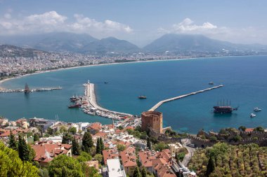 Eski kalenin (Kyzyl Kule) ve Alanya 'daki deniz fenerinin manzarası