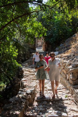 Alanya, Türkiye - 31 Ağustos 2021: Türkiye 'deki Alanya Şatosu' na giden tarihi yolun keyfini süren insanlar