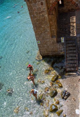 Alanya, Türkiye - 31 Ağustos 2021: Türkiye 'nin Alanya kentindeki Akdeniz' de yüzen turistler