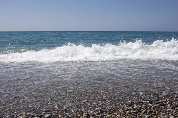 Pedras Seixos Praia Ondas Rolantes Mar Com Espuma — Fotografia de Stock