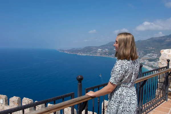 Mooi Meisje Staand Genietend Van Het Uitzicht Zee Zomer — Stockfoto