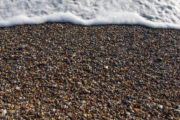 Pedras Seixos Praia Ondas Rolantes Mar Com Espuma — Fotografia de Stock