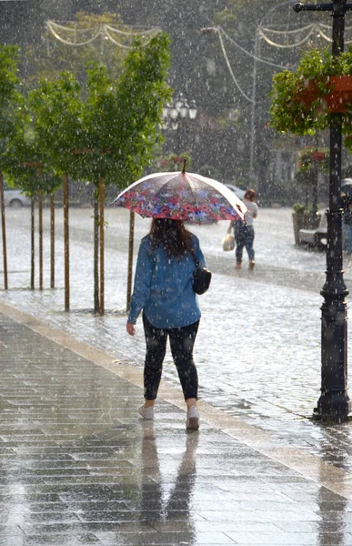 Yağmurlu Günde Sokakta Şemsiyeli Bir Kadın Yürüyor Kasıtlı Hareket Bulanıklığı — Stok fotoğraf