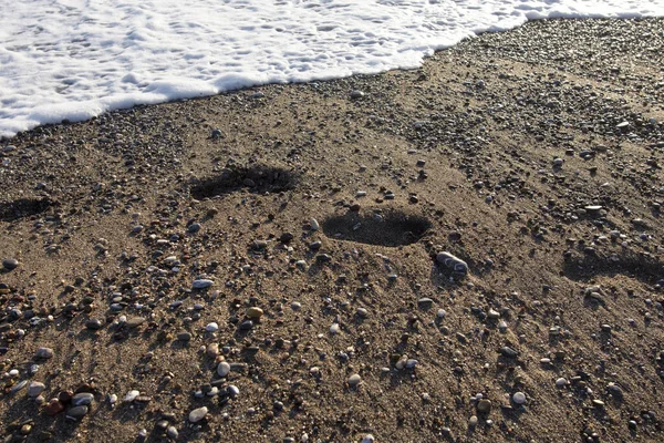 Deniz Sahilinde Çakıl Taşları Köpükle Dalgalanan Dalgalar — Stok fotoğraf