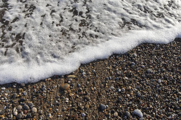 Oblázkové Kameny Mořské Pláži Vlnící Vlny Moře Pěnou — Stock fotografie