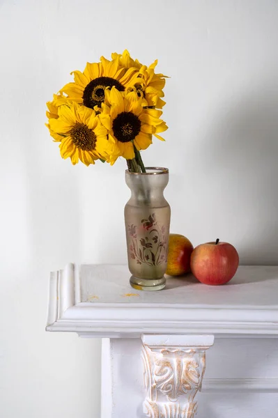 Schöner Strauß Sonnenblumen Vase Und Äpfeln Herbststilleben — Stockfoto