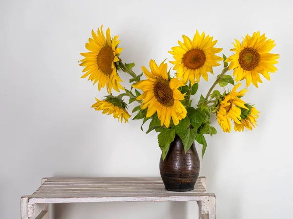 Schöner Strauß Sonnenblumen Der Vase Herbststilleben — Stockfoto