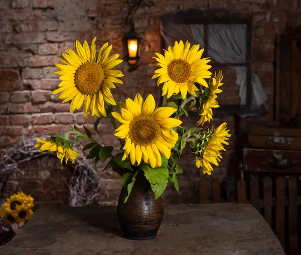 Schöner Strauß Sonnenblumen Der Vase Auf Einem Holztisch Herbststilleben — Stockfoto