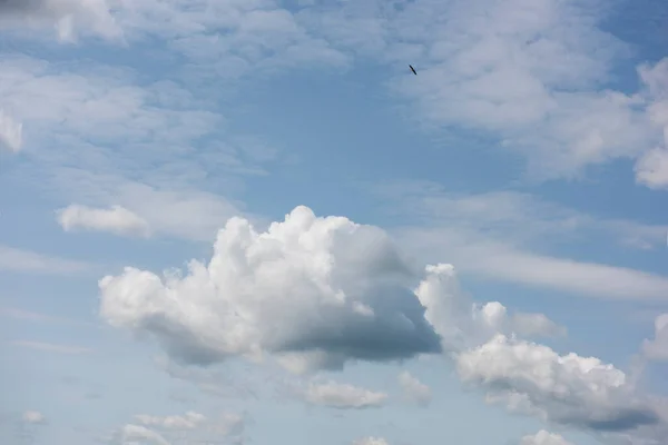 Cielo Azul Con Hermosas Nubes Blancas Fondo Natural —  Fotos de Stock