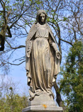 mezarı üzerinde eski heykel