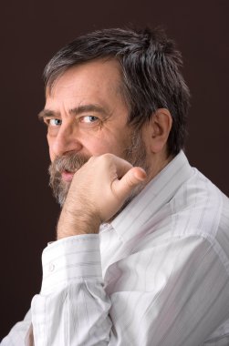 gülümseyen yakışıklı adam kameraya bakarak kıdemli portresi