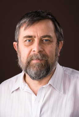 gülümseyen yakışıklı adam kameraya bakarak kıdemli portresi