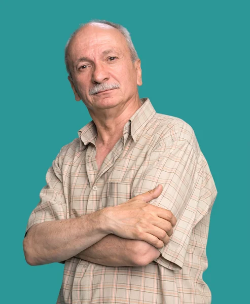 Retrato de un hombre mayor guapo mirando a la cámara — Foto de Stock