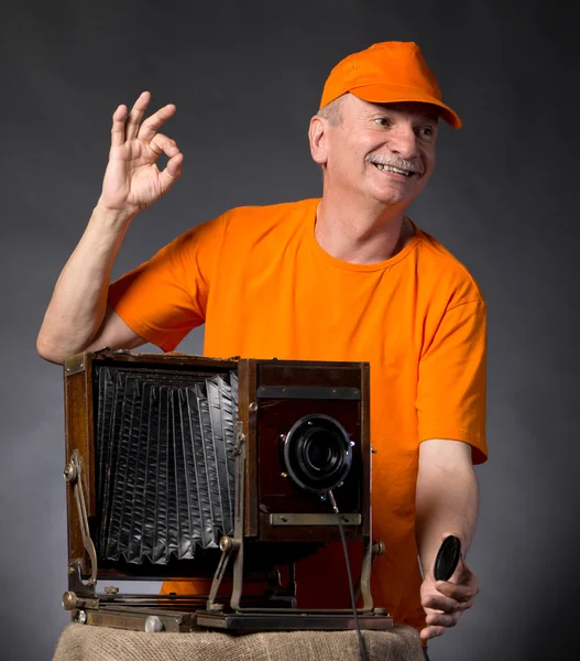 Homem feliz com câmera de foto de madeira vintage — Fotografia de Stock