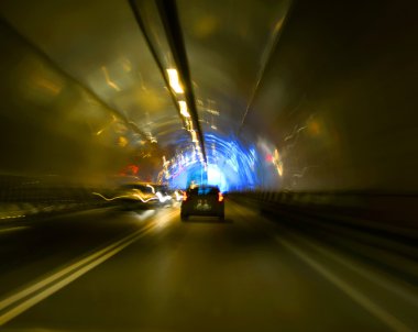 Tünelin ışıkları ve hareketli araba