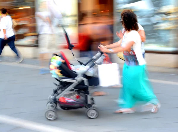 Mutter mit Kleinkind im Kinderwagen — Stockfoto