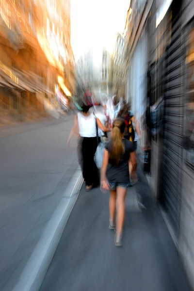 Pessoas que vão pela rua — Fotografia de Stock