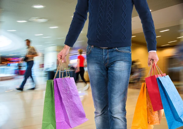 Uomo con shopping bags — Foto Stock