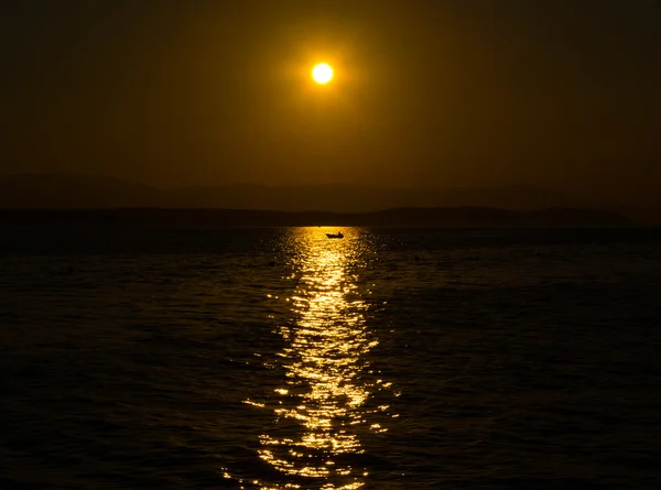 Increíble puesta de sol sobre la playa —  Fotos de Stock