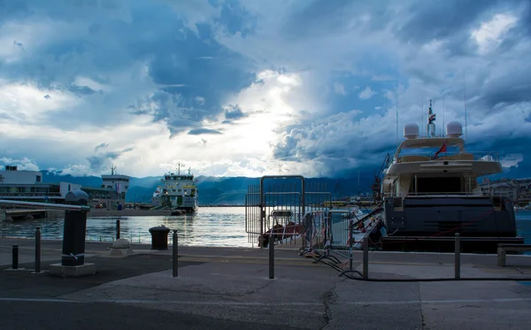 Increíble vista del puerto antes de la tormenta — Foto de Stock