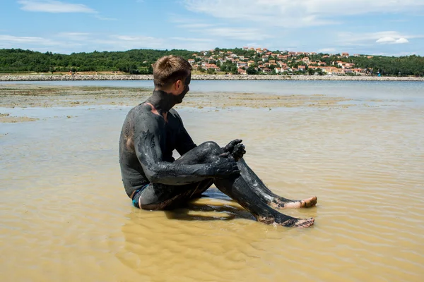 Homme appliquant de l'argile curative — Photo