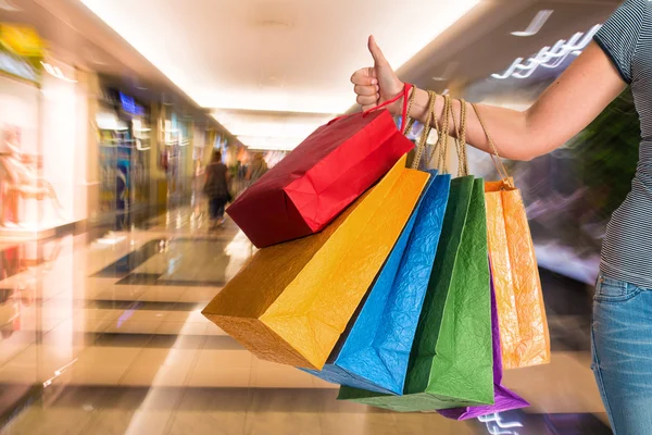 Mulher segurando sacos de compras — Fotografia de Stock