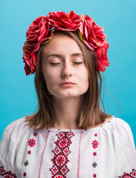 Young crying girl in the Ukrainian national suit — Stock Photo, Image