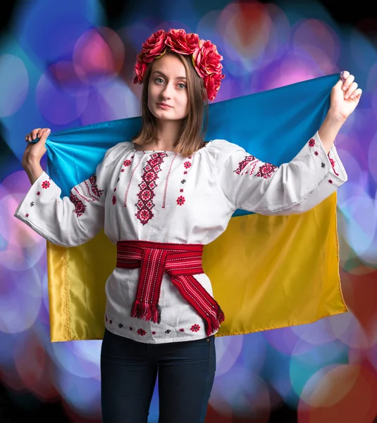 Rapariga atraente em vestido nacional com bandeira ucraniana — Fotografia de Stock