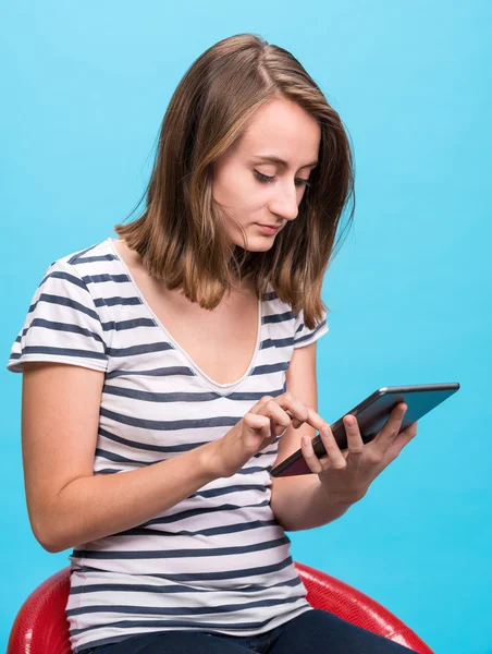 Ragazza sorridente con computer tablet pc — Foto Stock