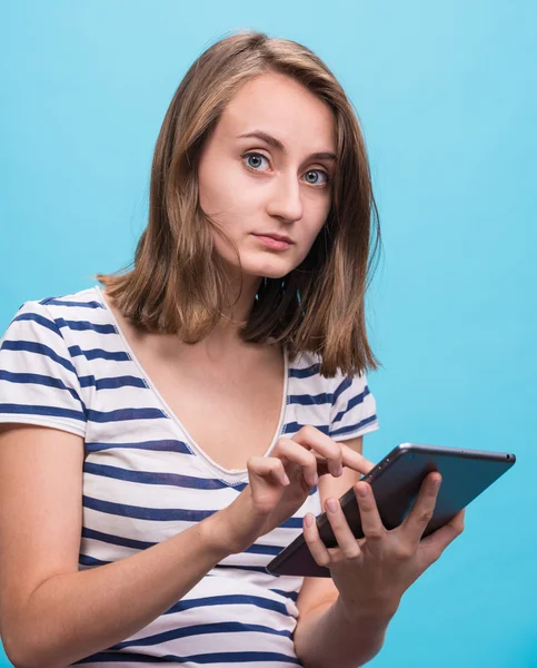 Ragazza sorridente con computer tablet pc — Foto Stock