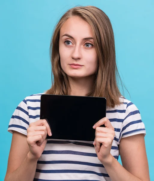 Ragazza sorridente con computer tablet pc — Foto Stock