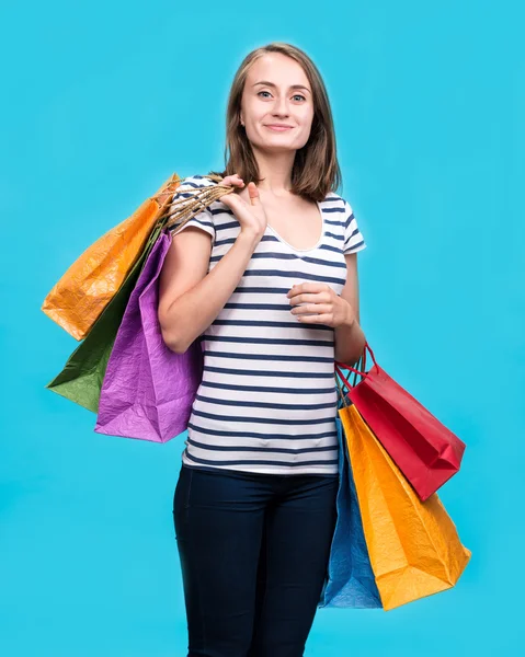 Leende kvinna med shoppingväskor — Stockfoto