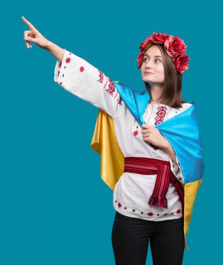 Ulusal elbiseli çekici genç kız portresi