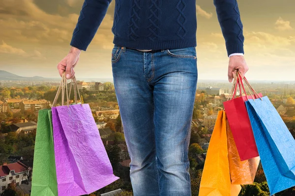 Uomo con shopping bag — Foto Stock