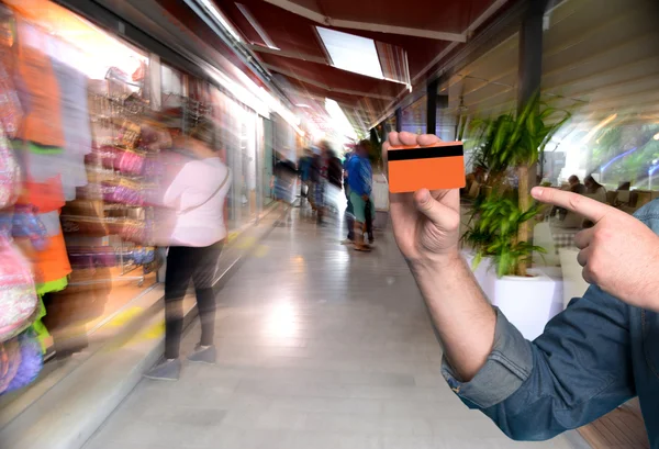 Man met een credit card in zijn hand — Stockfoto