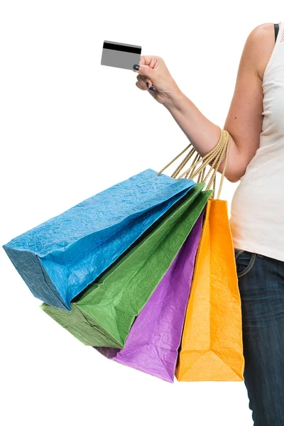 Mulher segurando cartão de crédito e sacos de compras — Fotografia de Stock