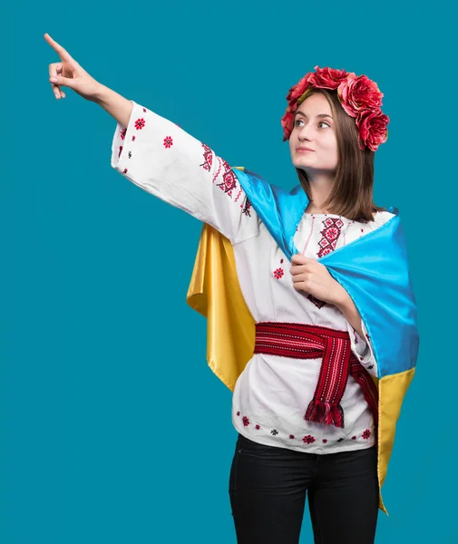Portrait de jeune fille attrayante en robe nationale — Photo